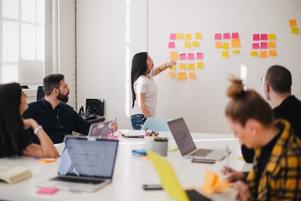 Equipa reunida numa sessão de trabalho